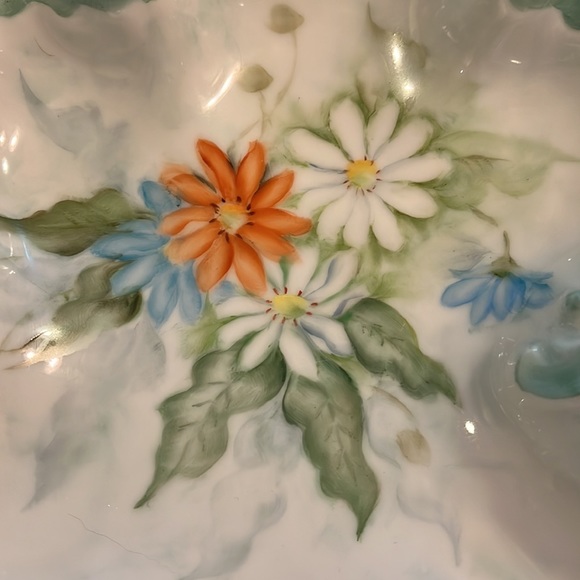 Beautiful Vintage Hand Painted Plate with Ruffled edges and Gold Trim - Picture 2 of 8